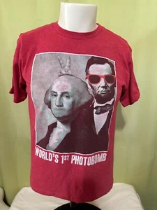 Lincoln Washington Worlds 1st Photobomb Epic Threads Men's Red T Shirt Large - Picture 1 of 3