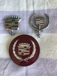 LOTE DE 3 ADORNOS CADILLAC Cadillac rojos con corona - Imagen 1 de 3