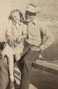 Foto cowboy uomo in giro anni '30 carina ragazza seduta su bei padri P12a24 - Foto 1 di 16