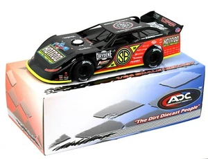 1:24 ADC Dirt Spätmodell *SCOTT BLOOMQUIST* #0 HOTROD Septisch DB221M340 Neu im Karton - Bild 1 von 5