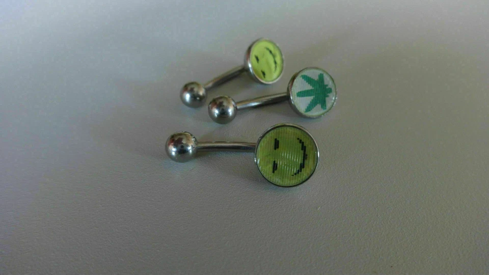 Smiley / Cannabis HANF Foglia 3D Ologramma Olografico Piercing Ombelicale NAVEL - Immagine 1 di 1