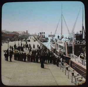 Photo LIVERPOOL LANDING STAGE BOUND FOR ISLE OF MAN Magic Lantern Slide C1890 - Foto 1 di 5
