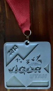 Medalla Vigor Solitude Mountain Resort Trail Utah 2013 con cordón rojo tono plateado - Imagen 1 de 3