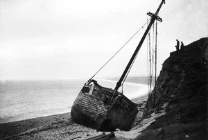 Ship lies abandoned against rocks on Cornish coast after running a- Old Photo - Foto 1 di 1