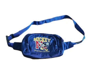 Riñonera Walt Disney World Mickey Mouse Personaje Clase Mundial, Color: Azul. - Imagen 1 de 4