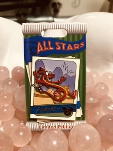 Disney Parks 2020 Mulan's MUSHU Karate All Stars Trading Card Series LE Pin - Bild 1 von 3
