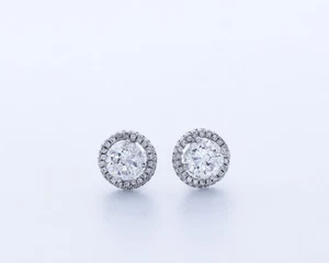 Pendientes con halo de oro blanco de 14 K de corte redondo de diamantes creados en laboratorio D/VVS1 de 1,5 CTW - Imagen 1 de 4