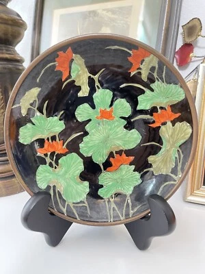 Florero de porcelana Chinoiserie con estuche de latón vintage hecho en Hong Kong Foto 1 de 4