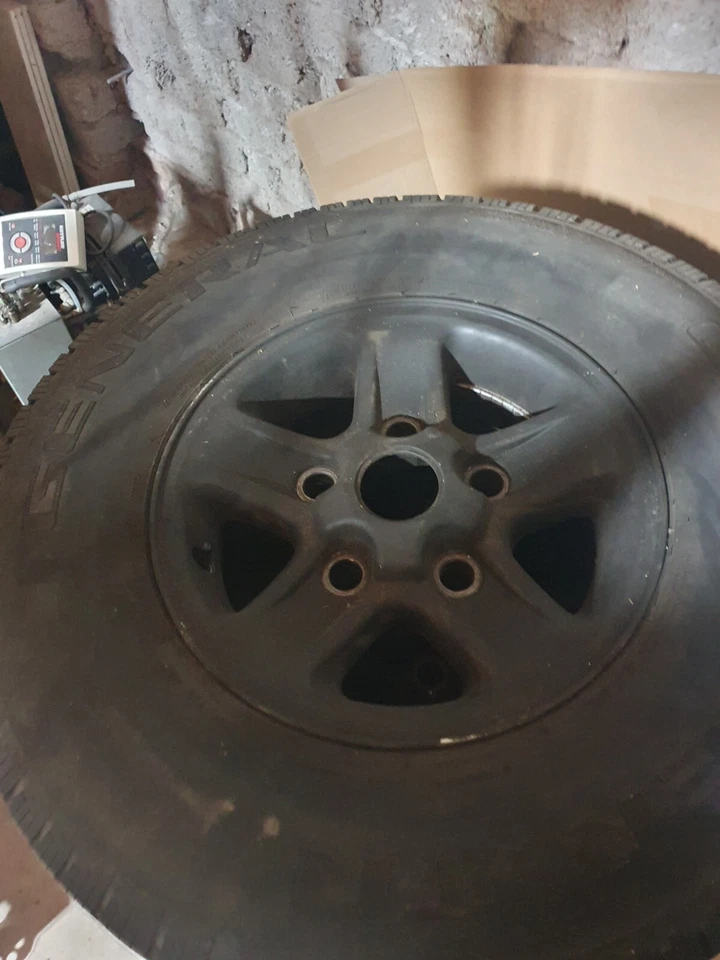 vier Reifen mit Boost Felge schwarz 235 7 85 R16 Defender TD5 General Grabber - Bild 1 von 4