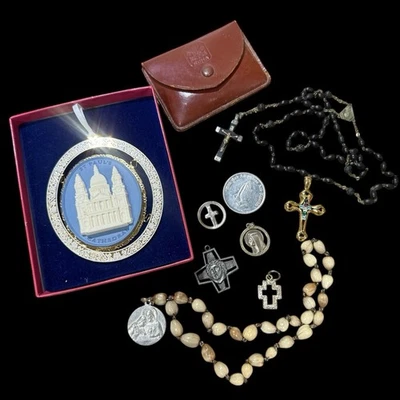 Lote de collares, colgantes, rosario y hallazgos religiosos vintage Foto 1 de 4