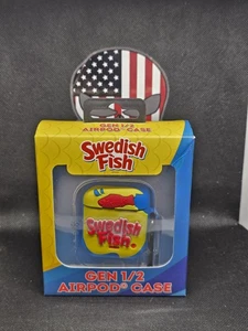 Swedish Fish Generation 1 & 2 Apple AirPod Case Rot mit Karabiner Clip Neu mit Etikett - Bild 1 von 2
