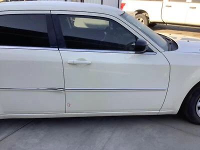 Conjunto de puerta delantera derecha usado se adapta a: Chrysler 300 2008 delantero derecho grado A Foto 1 de 4