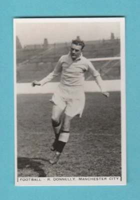 FOOTBALL - PATTREIOUEX - RARE FOOTBALLER CARD - DONNELLY OF MAN. CITY - 1935 - Image 1 of 2