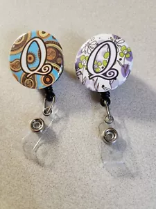 Lotto 2 Bobine Distintivi Iniziali - Porta Badge Retrattile Personalizzato, Q - Foto 1 di 2
