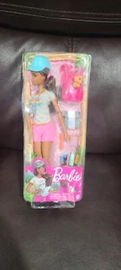 Barbie Wanderpuppe Set brünett mit Welpe & 9 Zubehör Rucksack Haustiertrage - Bild 1 von 9