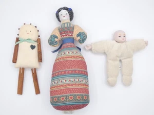 LOTE DE COLECCIÓN DE 3 MUÑECAS INCLUYENDO MUÑECA AMERICANA AVON HEIRLOOM Y CANELA STICK - Imagen 1 de 22