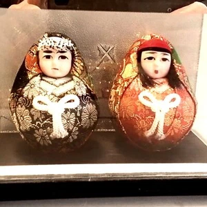 Vintage Japanese Roly Poly Daruma Wedding Dolls Brocade In Clear Mirrored Box - Picture 1 of 5