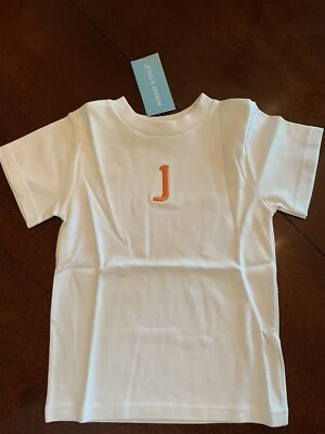 NUEVO CON ETIQUETAS 4T Vive La Fete Monday’s Child Camiseta Blanca J en el Delantero John Jay Jake Joe 4 Foto 1 de 2
