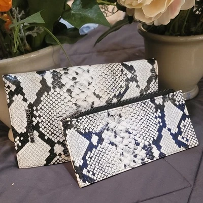Juego de clutch con estampado de serpiente en blanco y negro Enzo Angiolini Foto 1 de 4