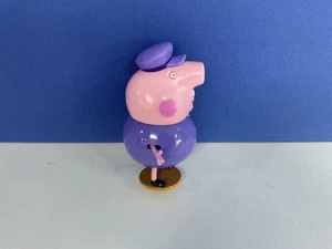 Seltene Peppa Pig Figur Opa Schwein Matrose auf Ständer lila - Bild 1 von 2