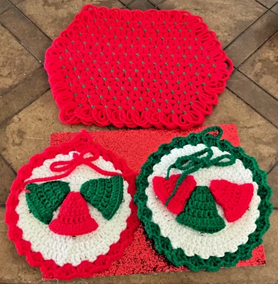 NUEVO Lote 3 Piezas 2 ABRAZADERAS NAVIDEÑAS HECHAS A MANO CAMPANAS DE GANCHILLO Y HOTPAD ROJO Foto 1 de 4