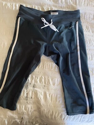 Pantalones cortos acolchados para ciclismo pequeños Nike Fit seco para mujer Foto 1 de 4