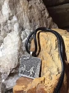 COLLAR COLGANTE OVNI BIGFOOT LIDERANDO UN UNICORNIO EN EL BOSQUE CON ALIENÍGENAS - Imagen 1 de 4