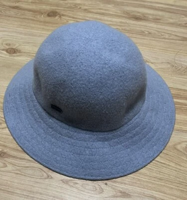 KANGOL MUJER 100% LANA LOLA CUBO SOMBRERO CLOCHE INSIGNIA METAL LOGOTIPO MEDIANO USADO EN EXCELENTE ESTADO Foto 1 de 4