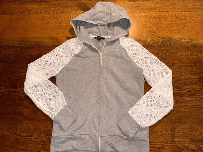 Boston Proper Cottagecore Sudadera con Capucha Encaje Mangas Crochet Cremallera Completa Pequeña Foto 1 de 4