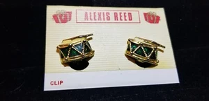 Vintage GREEN ENAMEL Gold Tone Metal CHRISTMAS DRUMS 3/4" X 1/2" CLIP EARRINGS - Picture 1 of 5