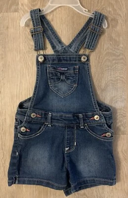 Pantalones cortos de mezclilla azules súper lindos con correas ajustables Jordache talla 5T para niña Foto 1 de 4