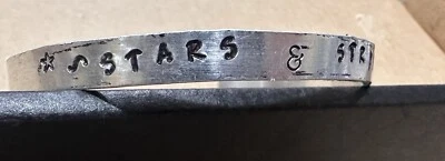 Pulsera estampada a mano - estrellas y rayas Foto 1 de 3