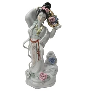 Estatuillas de mujer asiáticas de porcelana de 8"" de alto pintadas a mano con cestas de flores. 10,5" - Imagen 1 de 14