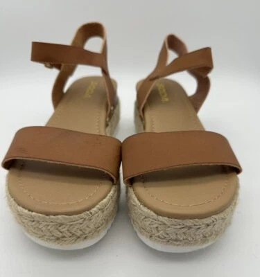 Sandalias de tacón con cuñas y hebilla de cuero sintético punta abierta bronceada con clip de soda 8,5 Foto 1 de 4