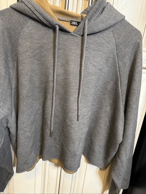 Sudadera con capucha corta gris grande manga raglán de Zara para mujer Foto 1 de 4