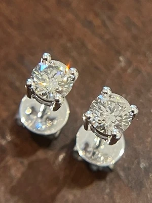 Pendientes de diamantes de medio quilate de 0,50 quilates de oro blanco de 9 quilates Foto 1 de 4