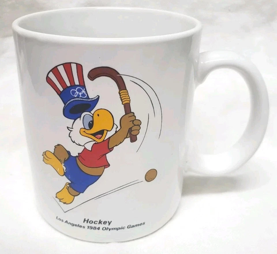 Taza de café Sam the Bald Eagle 1984 Juegos Olímpicos de Estados Unidos papel de hockey Foto 1 de 4