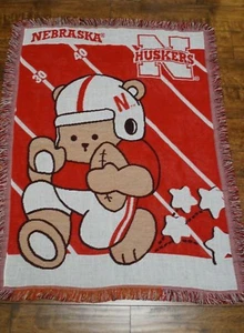 NEBRASKA CORNHUSKERS WANDBEHANG QUASTEN 48" X 36" NEU - Bild 1 von 2
