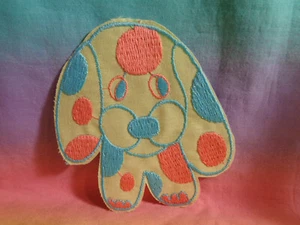 Toppa ricamata ferro su applique macchie blu e rosa salmone su tessuto giallo - Foto 1 di 4