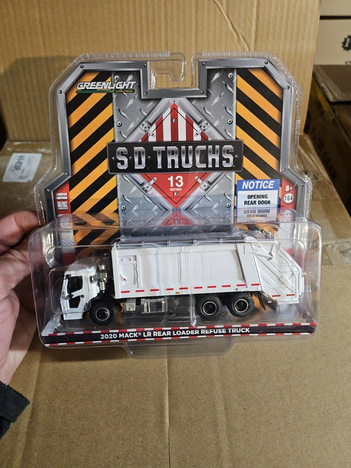 Greenlight 1/64 比例 Mack Lr 后载垃圾车 白色 — 第 1/1 张图片