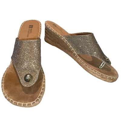 WHITE MOUNTAIN Beachball Slip-on Thong Wedge Espadrille Sandals Gold Glitter 8 - Image 1 of 4