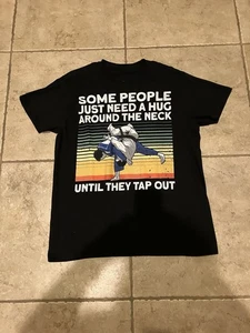 (NEU) Manche Leute brauchen nur eine Umarmung um den Hals, bis sie T-Shirt herausklopfen - Bild 1 von 7