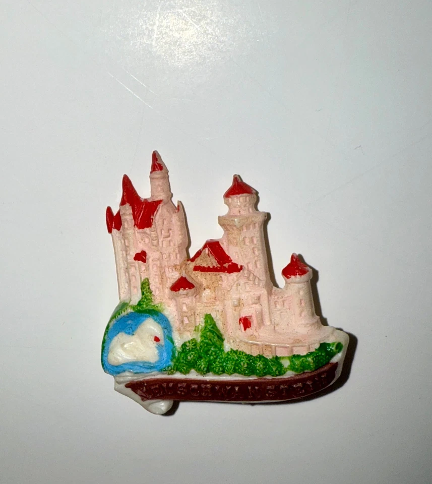 Prendedor de sombrero de plástico vintage Oktoberfest NEUSCHWANSTEIN circa 1968-1971 #2 Foto 1 de 1