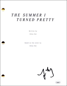 Autografo firmato Lola Tung The Summer I Turned Pretty sceneggiatura JSA COA - Foto 1 di 4