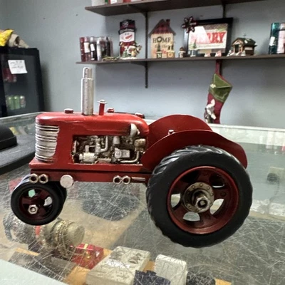 Trator Farmall Internacional Vintage Art Deco Vermelho Escala 1:32 Metal Prensado! - Imagem 1 de 4
