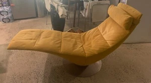 Leather chaise lounge - excellent condition - designer piece in gold suede. - Picture 1 of 5
