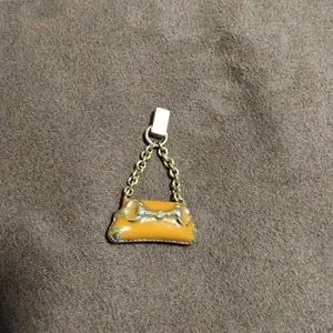 Gucci Taschenmotiv Charm Anhänger gebraucht getragen Kordel Kratzer keine Rückerstattung - Bild 1 von 8