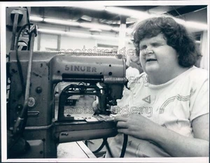 1989 Press Photo Blind Woman Sewing With Singer Machine - Picture 1 of 2