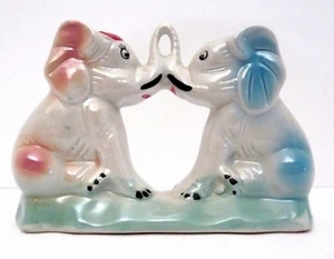 Lumbre opalescente de porcelana besando elefantes hecho en Brasil de colección 1971 - Imagen 1 de 11