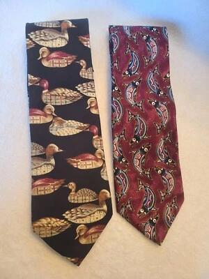 2 corbatas con estampado animal. Patos y peces. 4" y 3,75" de ancho.  Foto 1 de 4